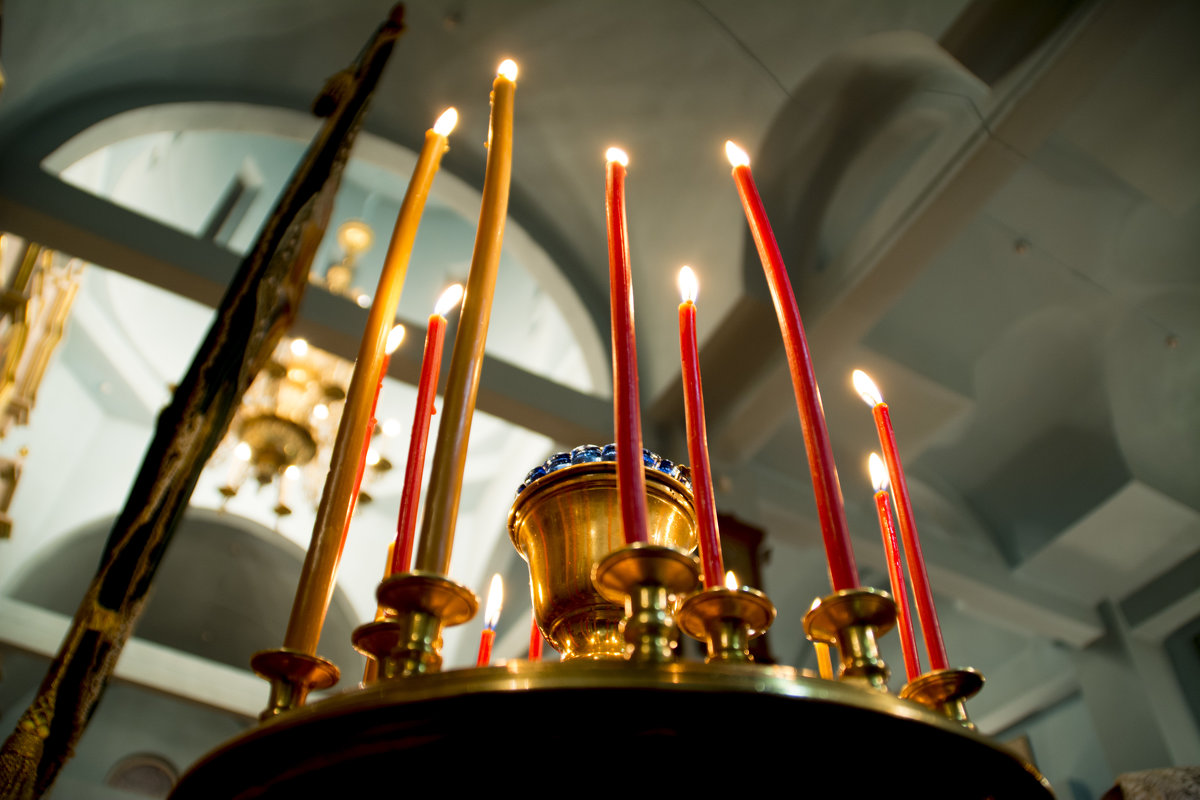 Зажженная свеча в церкви