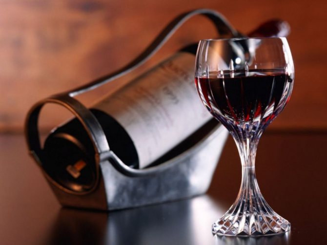Келих і пляшечка грузинського вина Кінзмараулі
