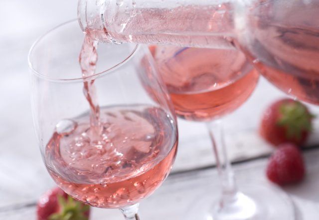 келихи з налитим рожевим вином