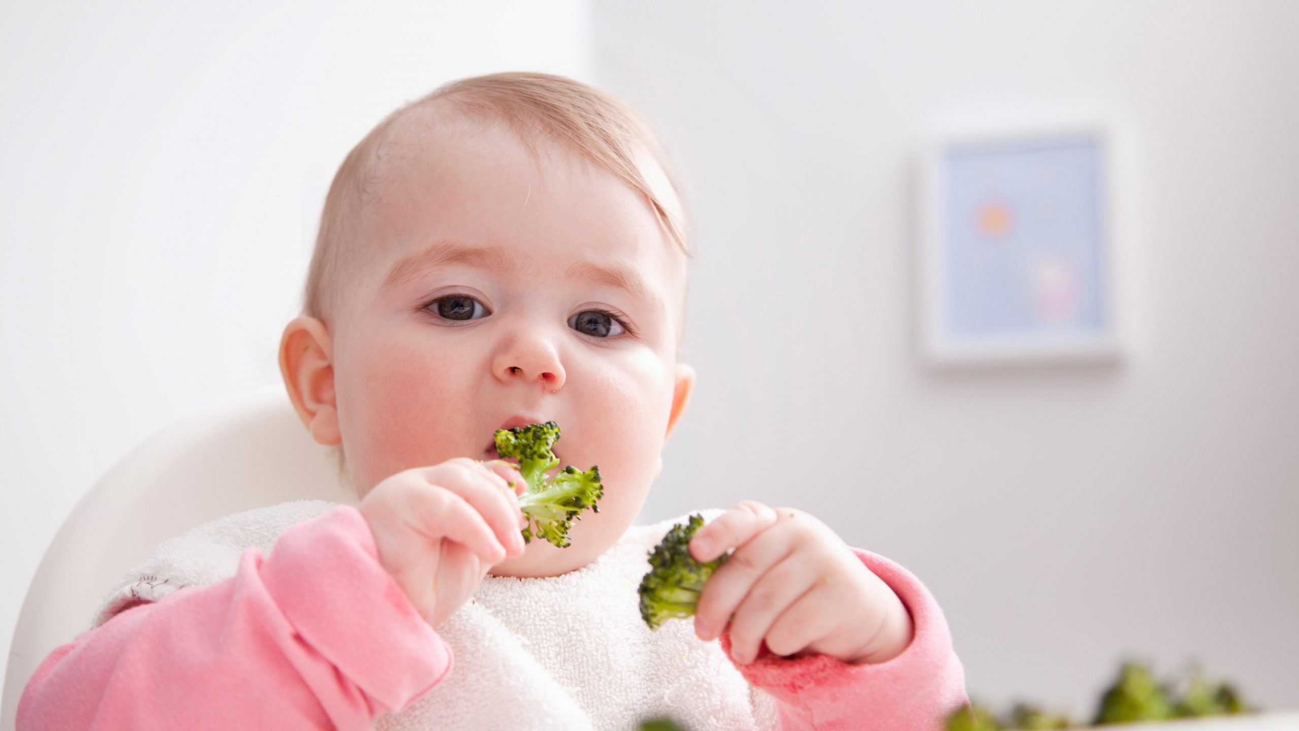 Дитина їсть брокколі