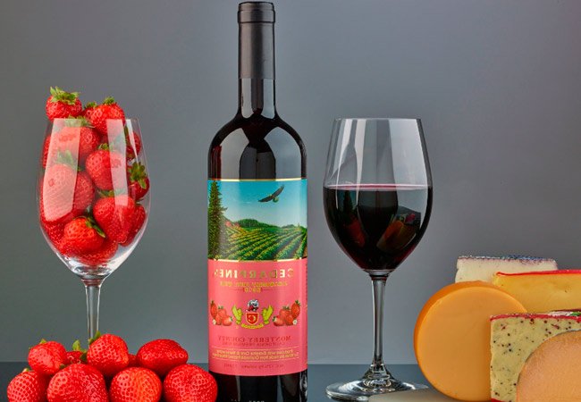 булилка і келих полуничного вина і ягоди полуниці