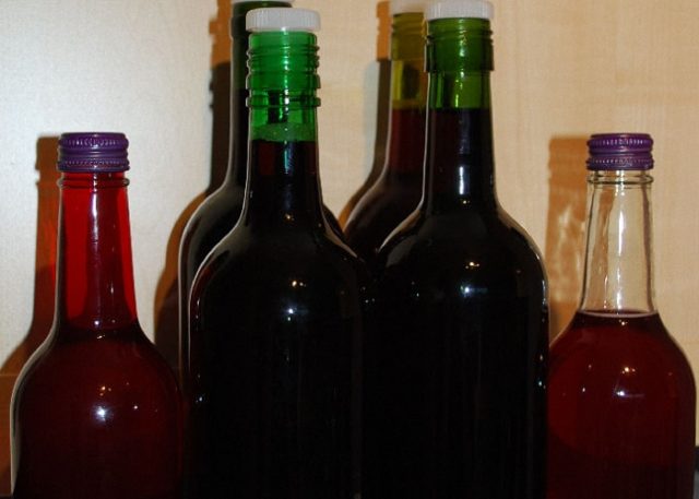 пляшки з домашнім вином
