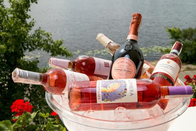 Пляшки з рожевим вином в льоду