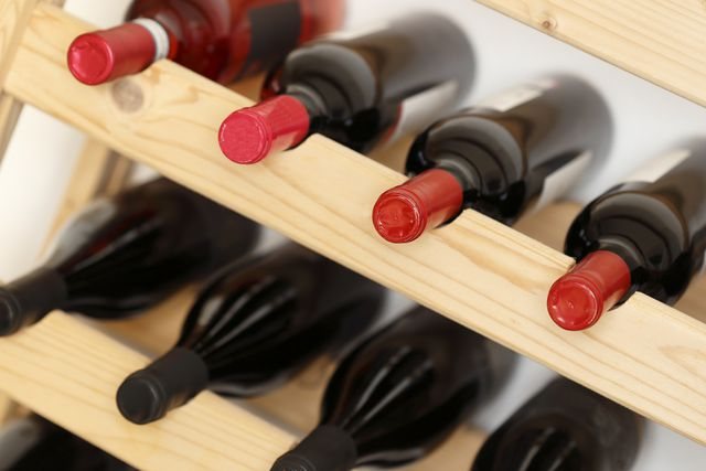 Пляшки з вином відмінно себе почувають в міні-барах і в спеціальних стійках - підлогових, настільних, підвісних або вбудованих в шафи