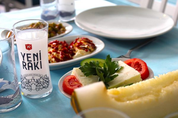 Чим краще закушувати турецьку горілку раки