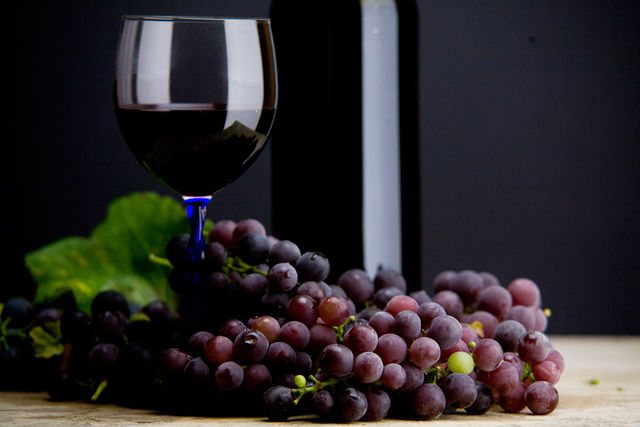 Щоб відчути всю його повноту, вино рекомендується подавати з м'ясними стравами