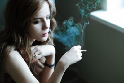 дівчина курить
