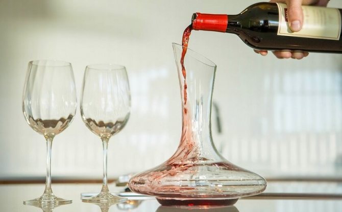 Для молодих вин використовують декантери з широкою шийкою