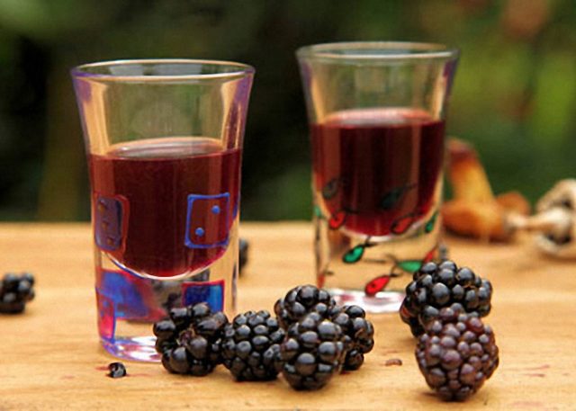 дві склянки з вином з ожини