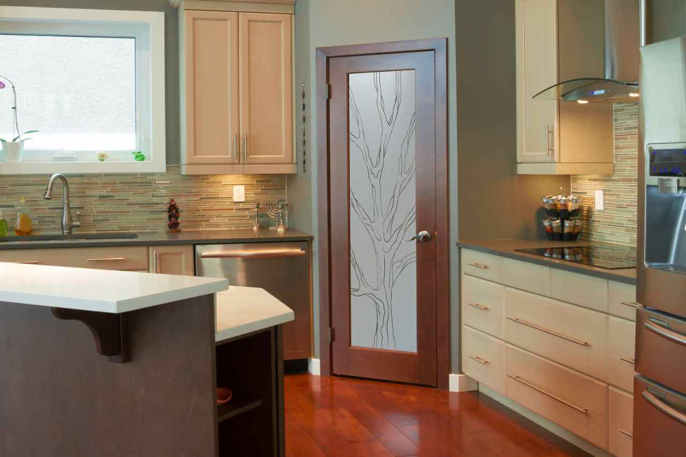 Дверь на кухню с рисунком