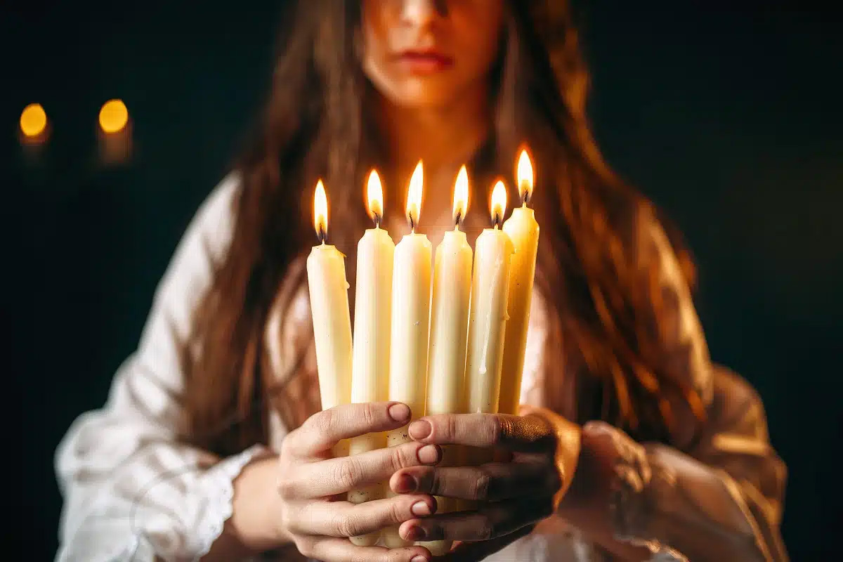 Девушка держит свечи в руках