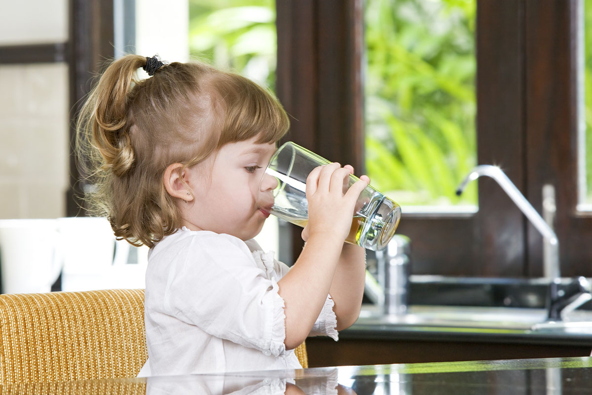 Ребенок пьет чистую воду