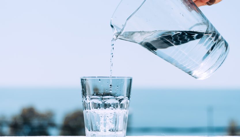 кристально чистая вода в стакане