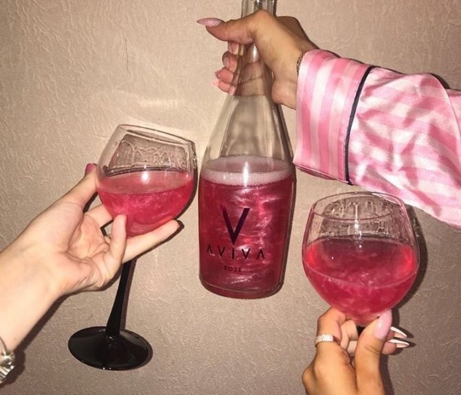 фото рожевого шампанського з бліскіткамі