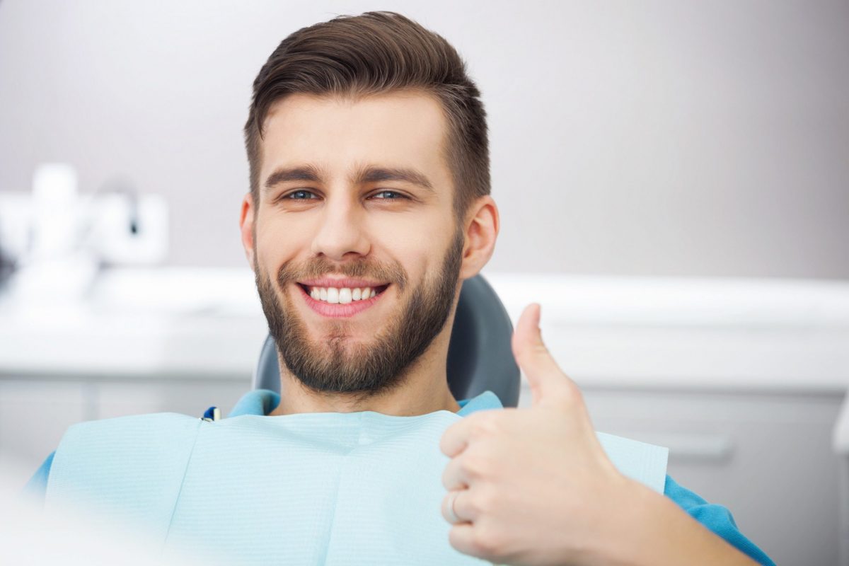 Чоловік у кріслі стоматолога