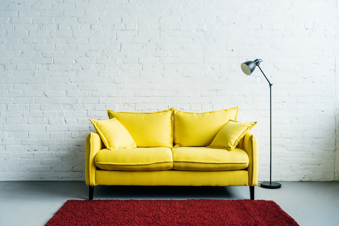 Стильный диван в желтом цвете