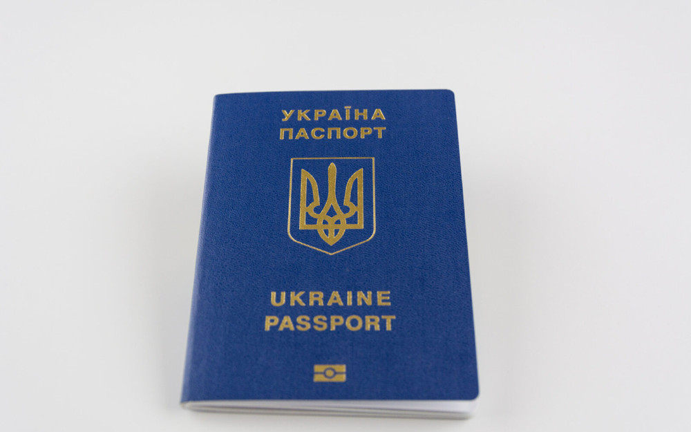 Паспорт Украины на белом столе