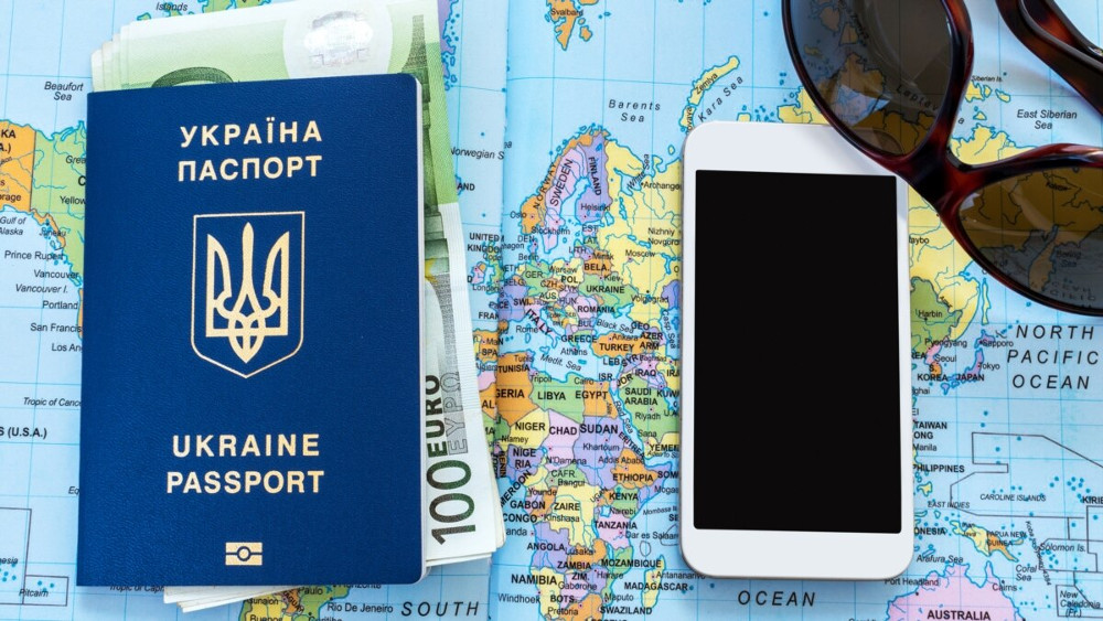 Паспорт Украины, смартфон и карта