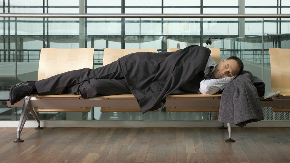 Мужчина спит в аэропорту