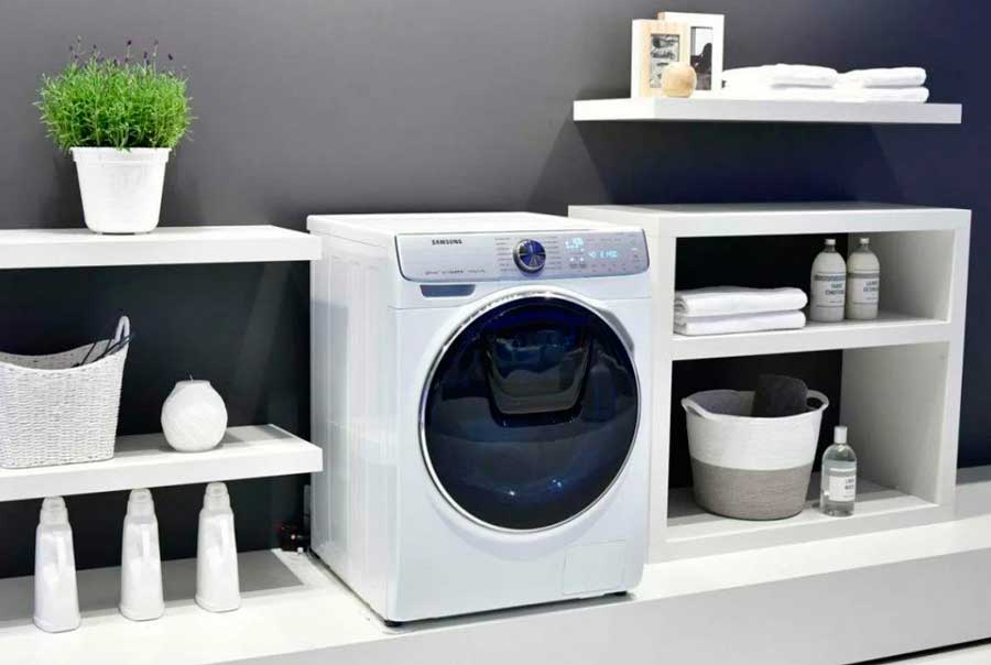 Розумна пральна машина в інтер’єрі ванної кімнати