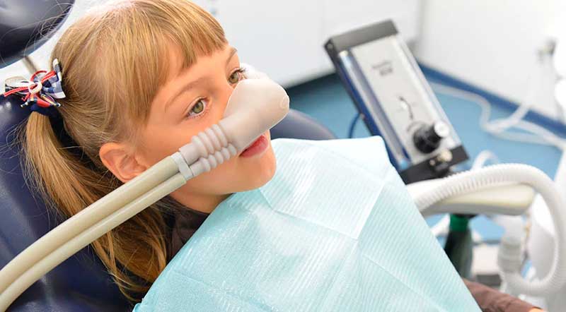 Лікування зубів під седацією: як це працює?