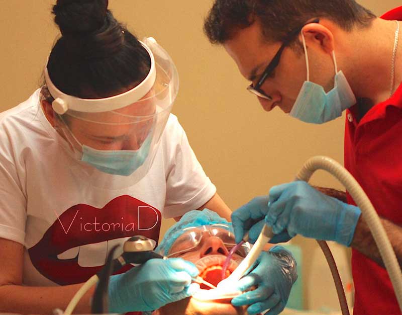 Безболезненная имплантация зубов в 4 руки (фото клиники Victoria Dent, г. Киев)