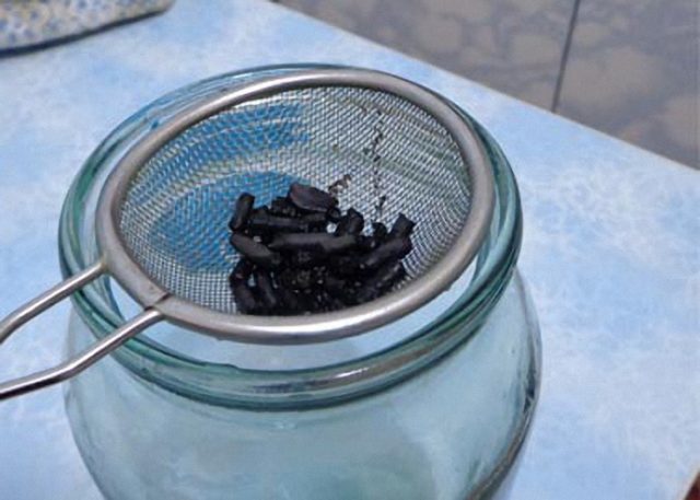 Як очистити самогон активованим вугіллям в таблетках?