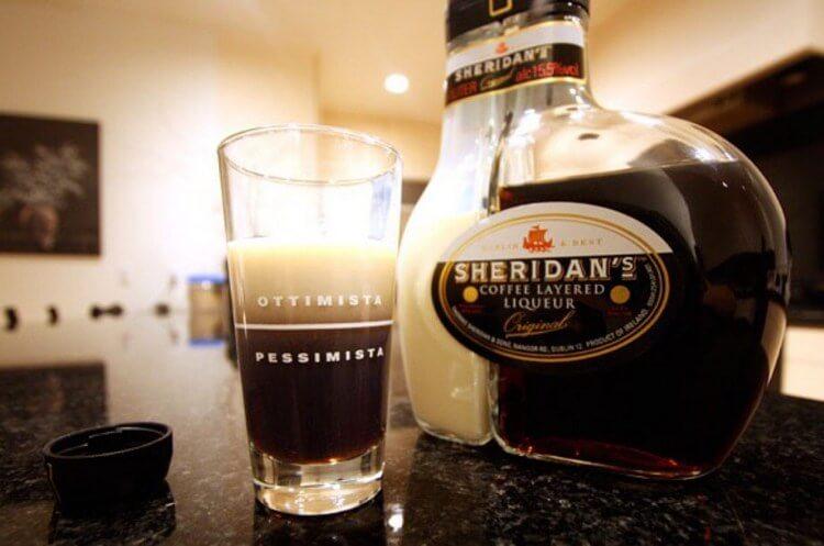 Як п'ють двошаровий кавовий лікер Шеріданс оптимісти і песимісти