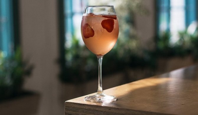 Червоне напівсолодке вино мускат цілком добре підходить для приготування різних коктейлів.