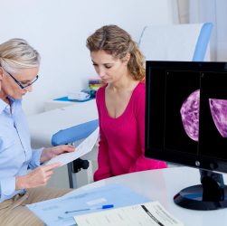 Женщина на приеме у мамолога
