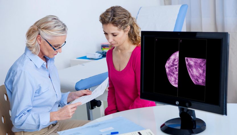 Женщина на приеме у мамолога