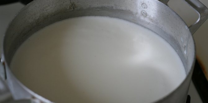 молоко у Великій алюмінієвій каструлі