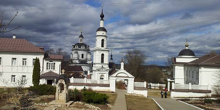 монастирський двір