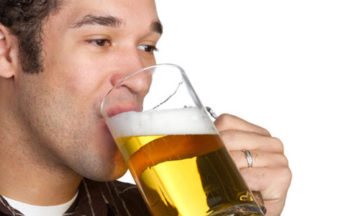 чоловік п'є пиво