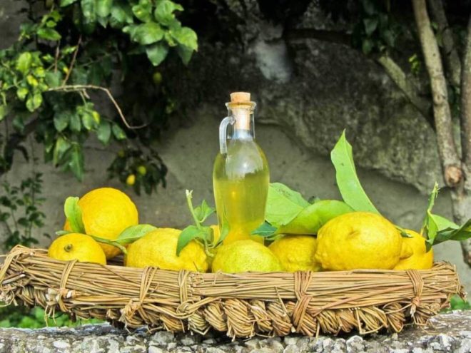 Настоянка на лимоні і спирту
