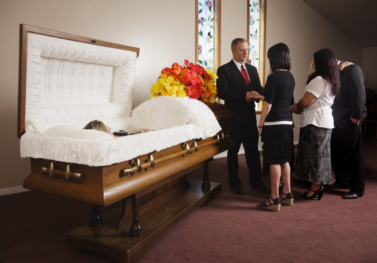 Прощание у гроба на похоронах в похоронном бюро