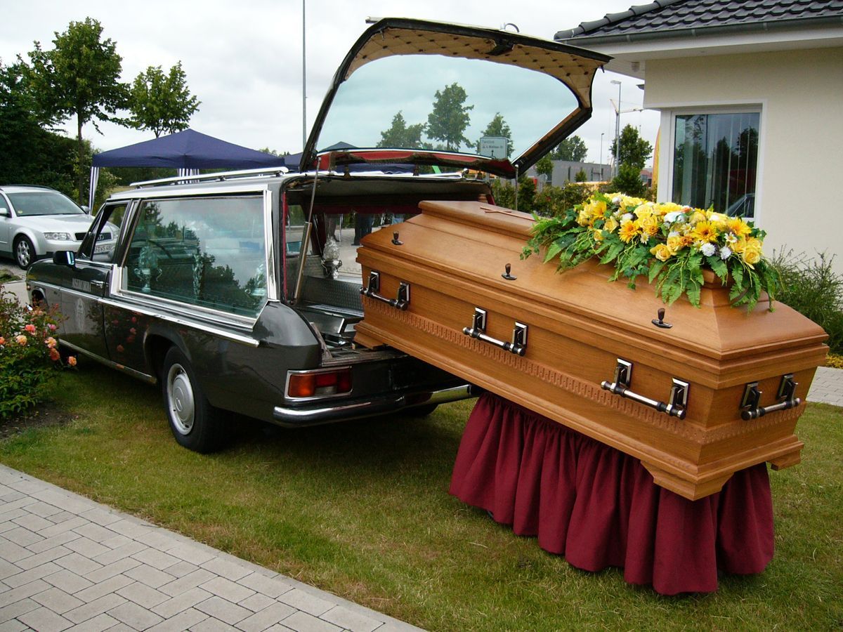 Семья принимает гостей на похоронах
