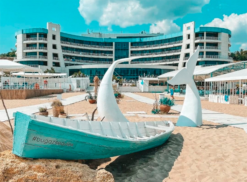 Вид с пляжа на отель комплекса Черное море