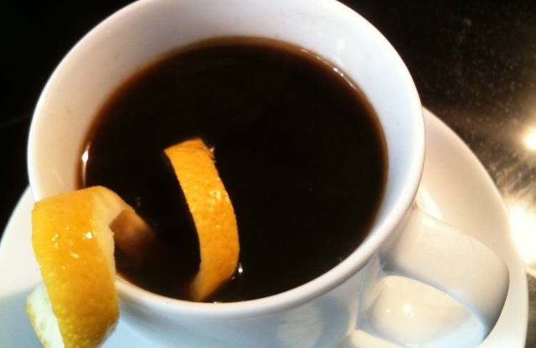 Дуже добре поєднується з кавою такоже апельсиновий Куантро.