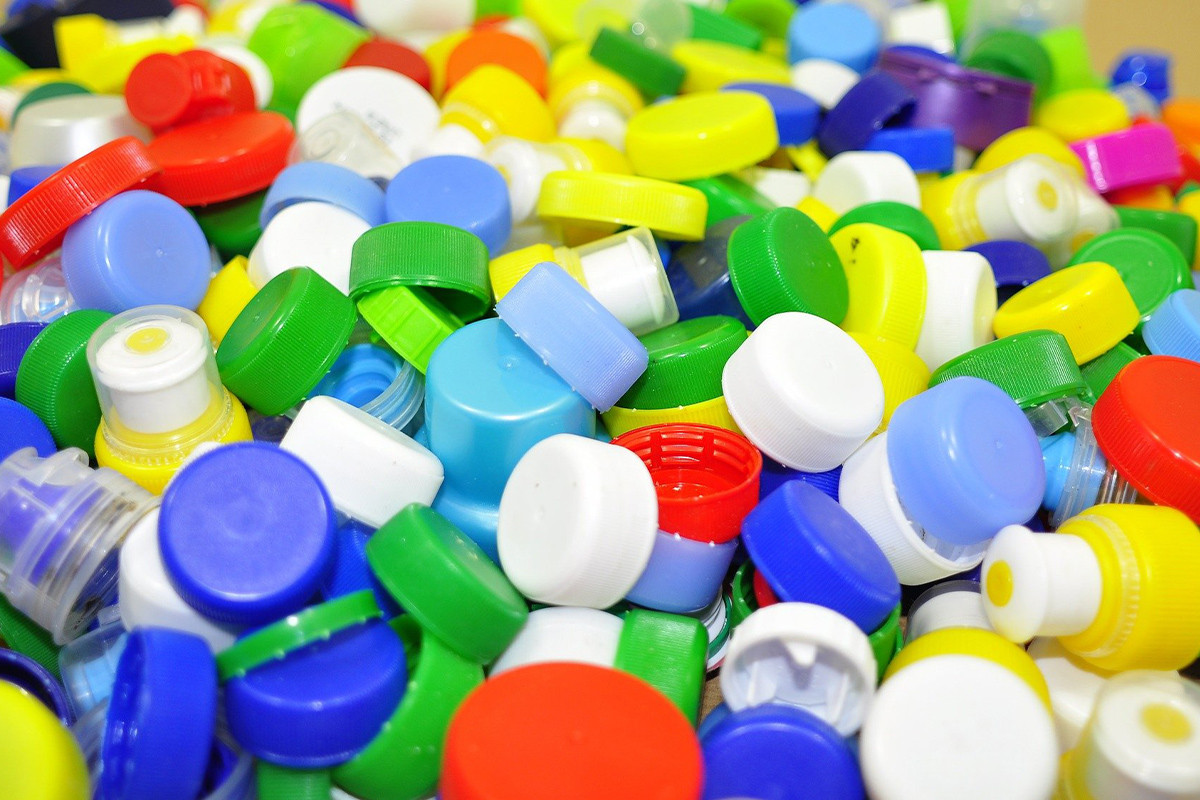 Різнокольорові пластикові кришки для бутилок