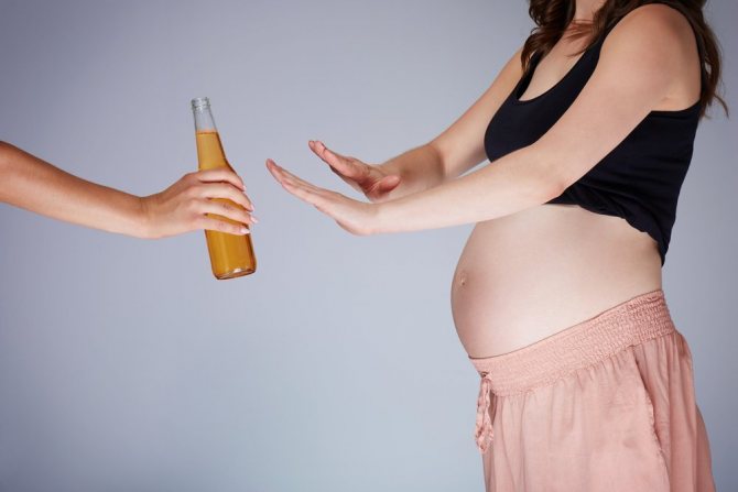 Пити безалкогольне пиво вагітним небажано