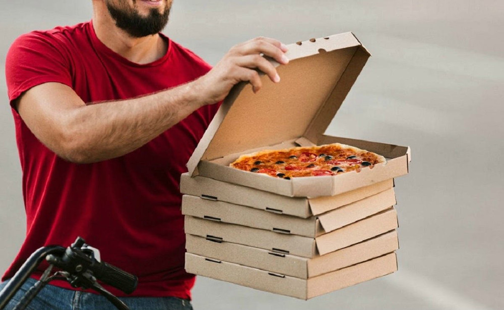 Доставщик пиццы с коробками
