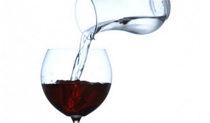 Розведення вина водою