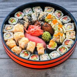Красивый круглый комбо-набор японской кухни