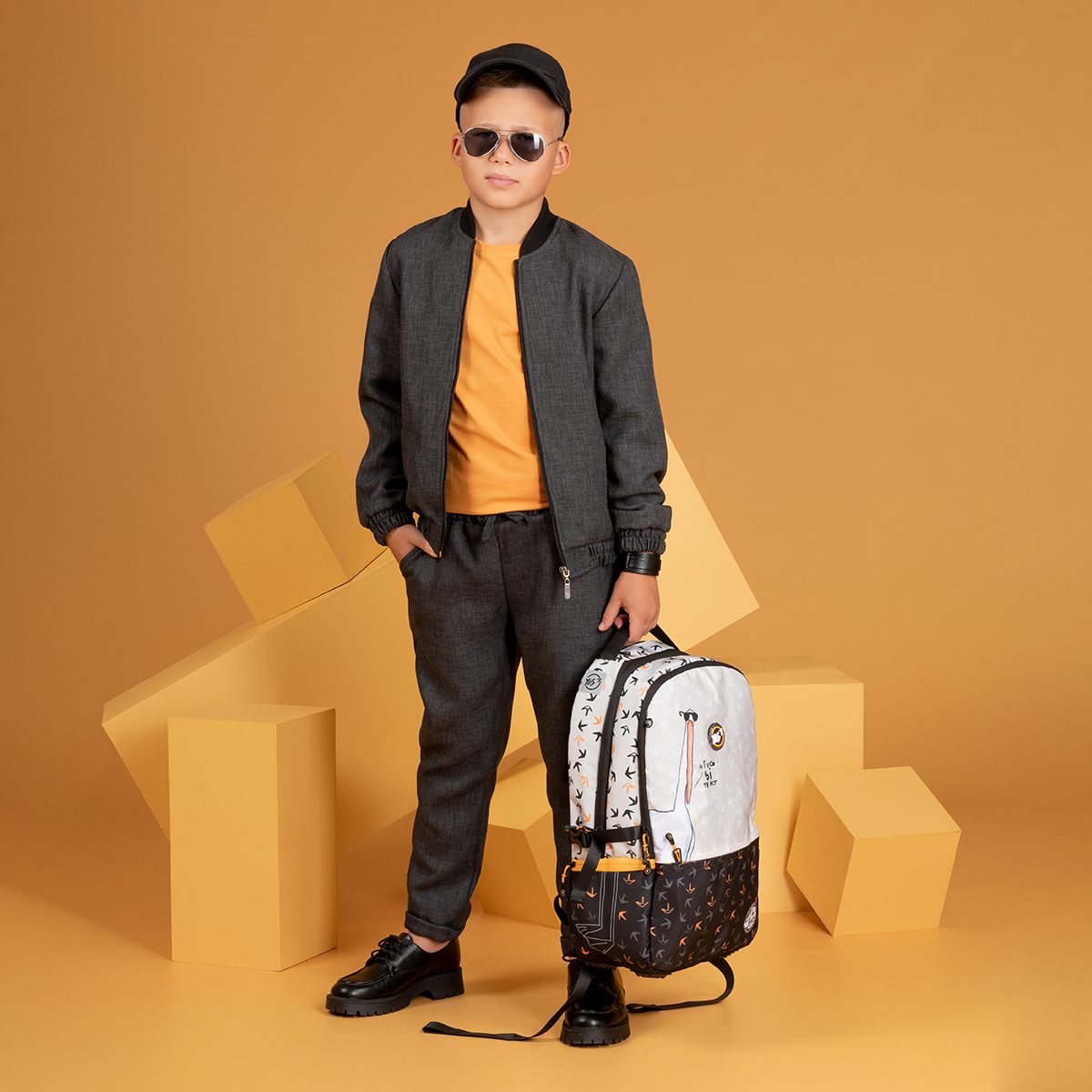 Мальчик с рюкзаки от бренда YES