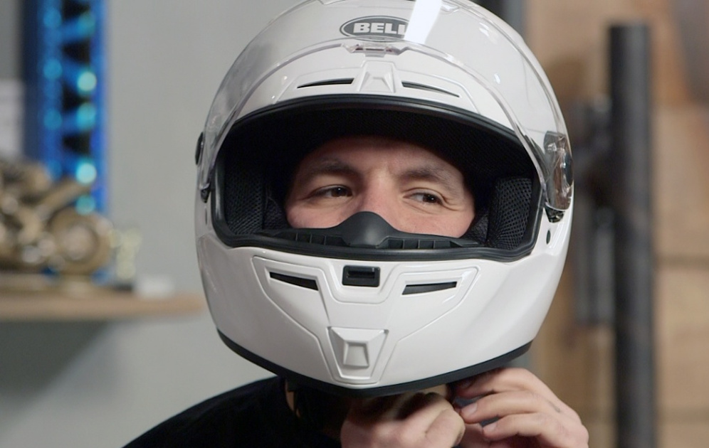 Мотоциклетный шлем на голове мужчины