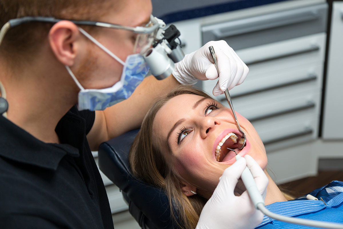 Лечение зубов девушки: применение современного стоматологического оборудования и инструментов