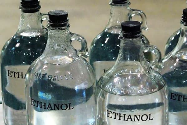 Скляні пляшки з етанолом