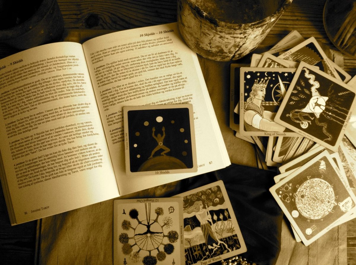 карты таро, открытая книга таро