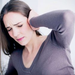 Сильні болі у вусі, діагностика отиту середнього вуха